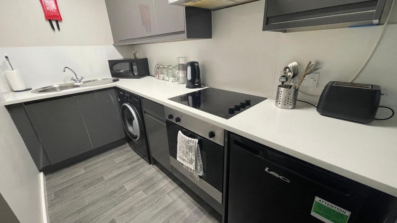 Aparthotel Mays Apartments: Centre Convenience With Free Parking 3*